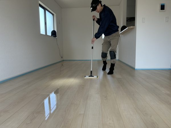 宮城県多賀城市 フロアコーティング 施工中の様子