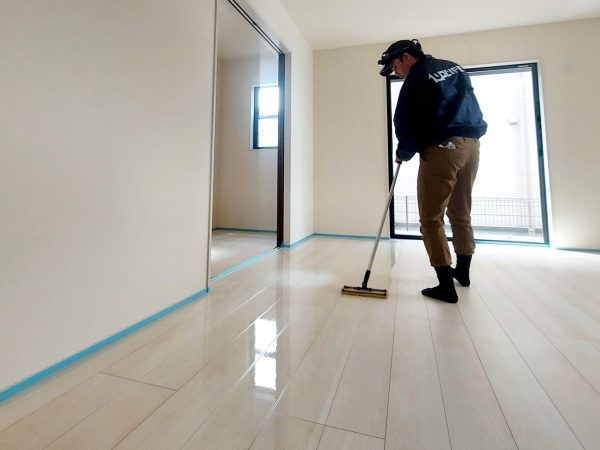 埼玉県所沢市 フロアコーティング 施工中の様子