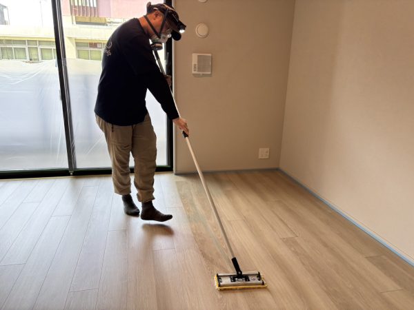 さいたま市浦和区 フロアコーティング 施工中 ガラスUVコーティング 新築マンション(ウェリス浦和高砂)