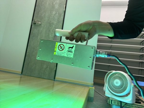 埼玉県新座市 フロアコーティング 施工中の様子