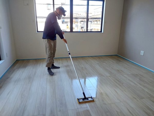 千葉県船橋市 フロアコーティング 施工中の様子