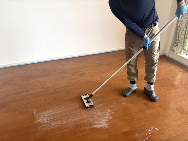 埼玉県さいたま市中央区 フロアコーティング 剥離作業の様子