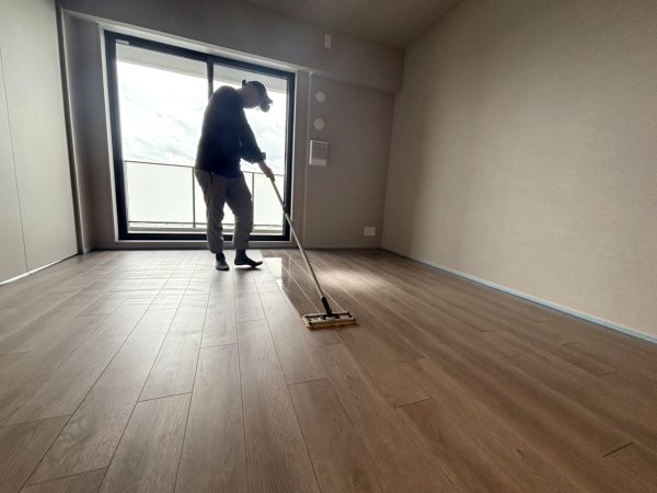 埼玉県蓮田市 フロアコーティング 施工中の様子
