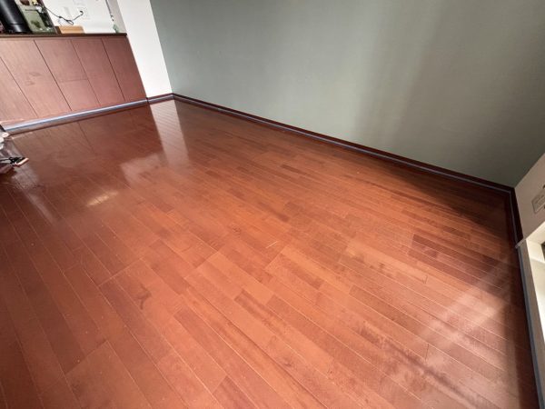 施工前:何もしていないフローリングはキズや汚れがつきやすい状態