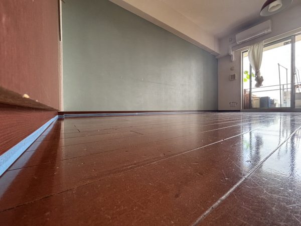 施工前:何もしていないフローリングはキズや汚れがつきやすい状態