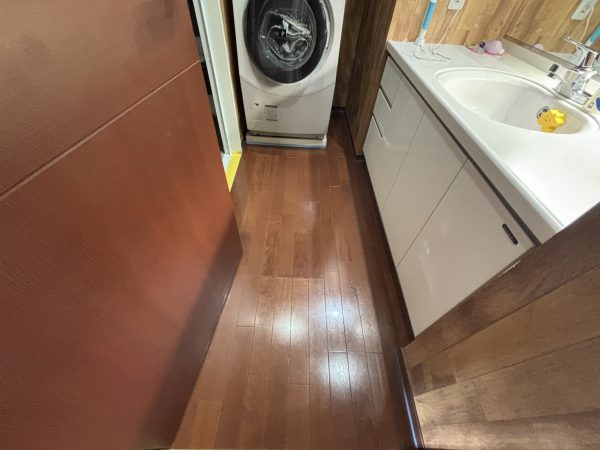 施工前:何もしていないフローリングはキズや汚れがつきやすい状態