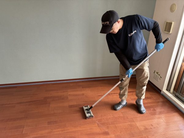 東京都日野市 フロアコーティング 施工中の様子