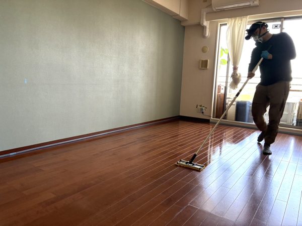 東京都日野市 フロアコーティング 施工中の様子