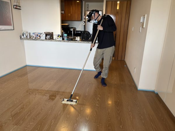 東京都中央区 フロアコーティング 施工中の様子
