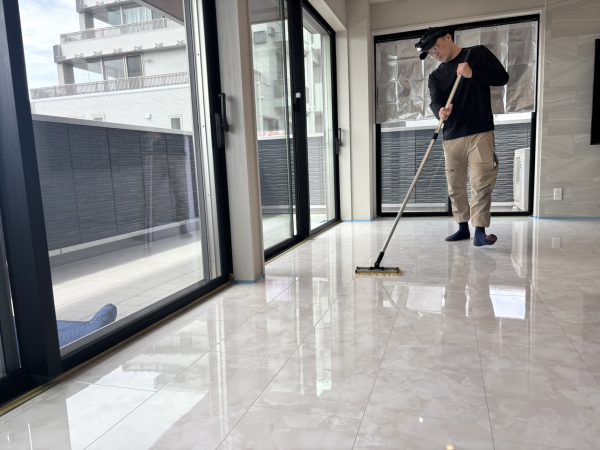 東京都大田区 フロアコーティング 施工中の様子 イエリアフロア セレクト 石目柄