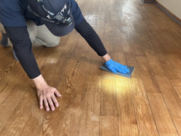 千葉県船橋市 フロアコーティング 施工中の様子