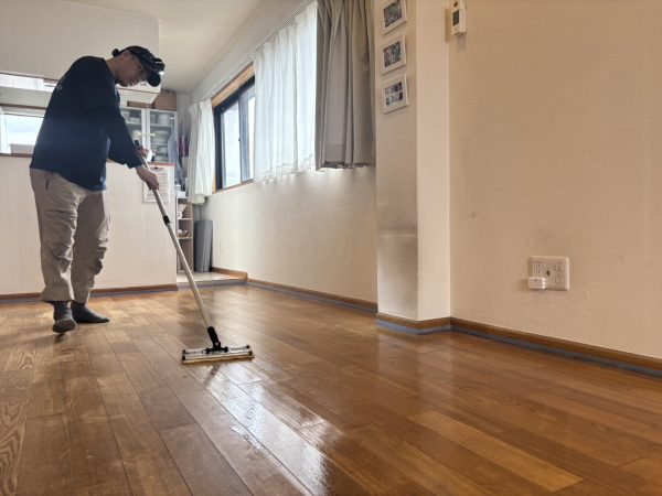 千葉県船橋市 フロアコーティング 施工中の様子