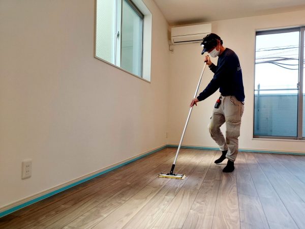 東京都江東区 フロアコーティング 施工中 ガラスUVコーティング