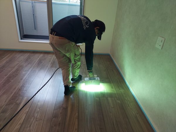 東京都江東区 フロアコーティング 施工中 ガラスUVコーティング