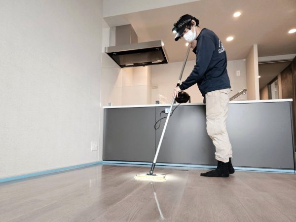 埼玉県蓮田市 フロアコーティング 施工中の様子 プレシス蓮田ステーションフロント