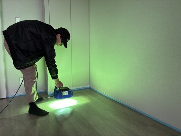 埼玉県蓮田市 フロアコーティング 施工中の様子 プレシス蓮田ステーションフロント