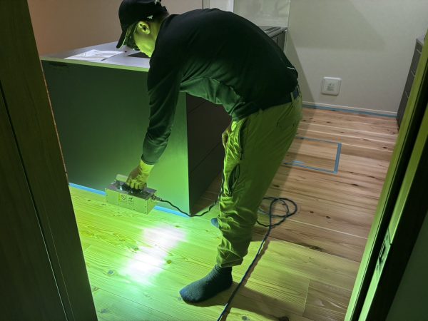 埼玉県さいたま市浦和区フロアコーティング 施工中の様子