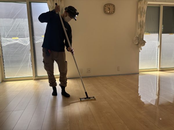 茨城県ひたちなか市 フロアコーティング 施工中の様子