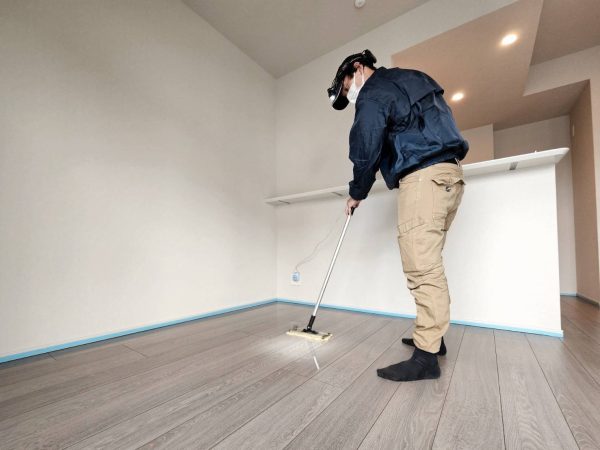 東京都青海市 フロアコーティング 施工中の様子