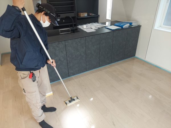 埼玉県越谷市 フロアコーティング 施工中の様子