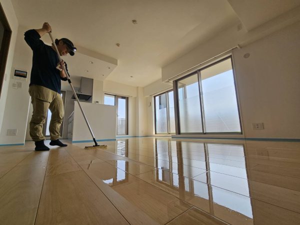 さいたま市岩槻区 フロアコーティング 施工中 ガラスUVコーティング