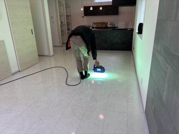 埼玉県さいたま市岩槻区 フロアコーティング 施工中の様子