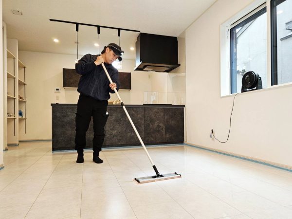 埼玉県さいたま市岩槻区 フロアコーティング 施工中の様子