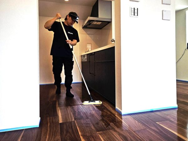 東京都大田区 フロアコーティング 施工中の様子