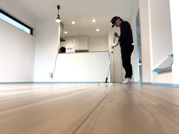 神奈川県川崎市幸区 フロアコーティング 施工中の様子