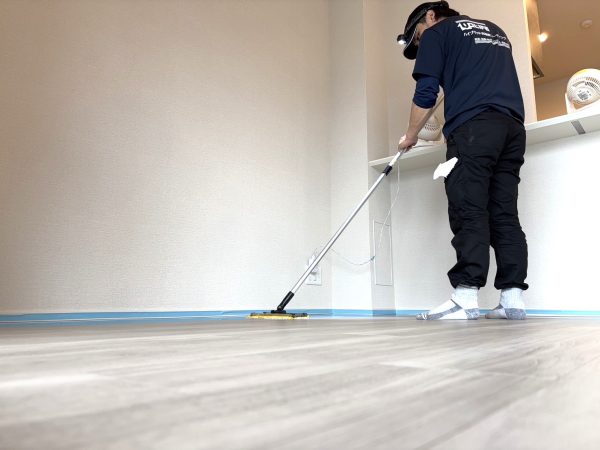 東京都江戸川区　フロアコーティング 施工中の様子