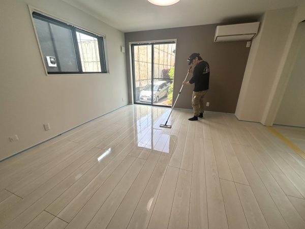 埼玉県さいたま市浦和区 フロアコーティング 施工中の様子