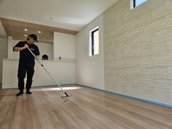 神奈川県伊勢原市 フロアコーティング 施工中の様子