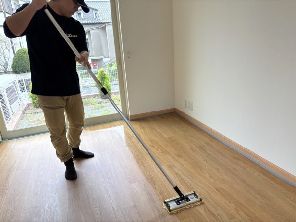 神奈川県藤沢市 フロアコーティング 施工中の様子