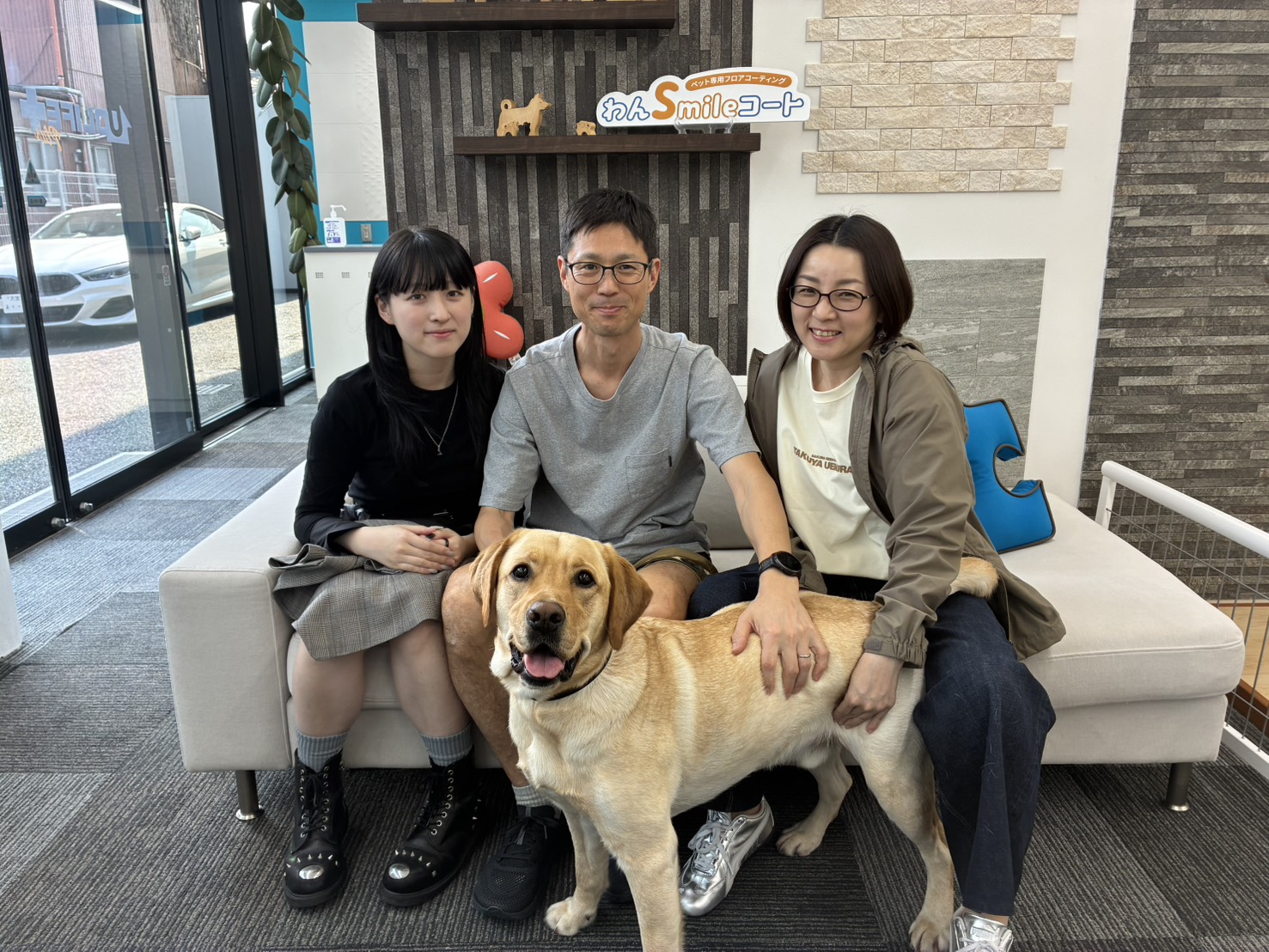 埼玉県さいたま市ショールームにご来店｜フロアコーティングのご相談｜お客様記念撮影