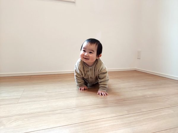子どもがいる家庭の床対策 子どもが床で遊んでいるリビングの様子