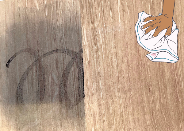 フロアコーティング後の床でマジック汚れを簡単に拭き取る様子