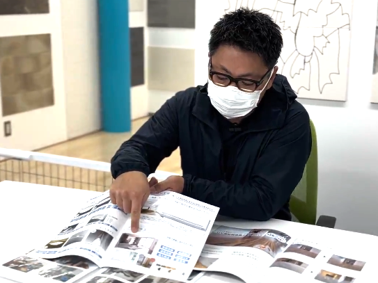 フロアコーティングの見積もり比較 見積書を確認している様子