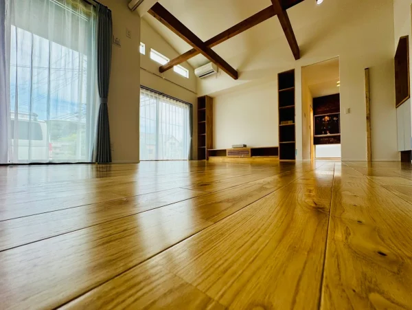 最新のシートフローリングへのフロアコーティング施工イメージ