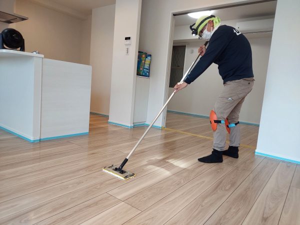 東京都江戸川区 フロアコーティング 施工中の様子