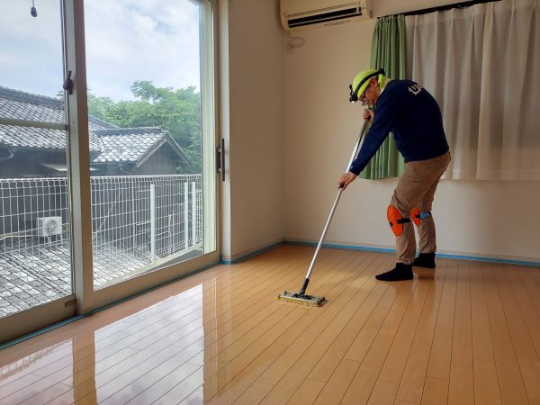 神奈川県三浦市 フロアコーティング 施工中の様子