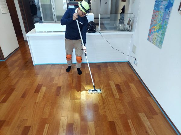 栃木県下野市 フロアコーティング 施工中の様子