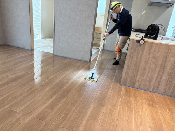 埼玉県幸手市 フロアコーティング 施工中の様子