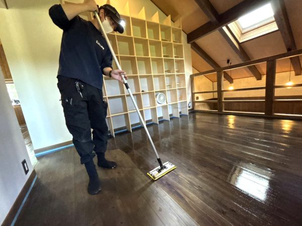 埼玉県東松山市 フロアコーティング 施工中の様子
