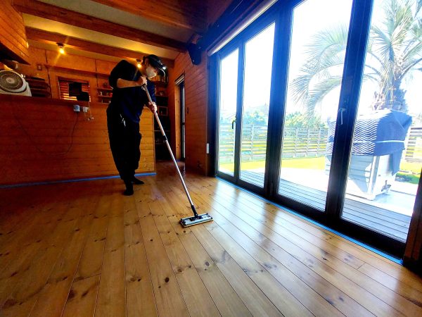 東京都八王子市 フロアコーティング 施工中の様子