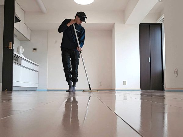 東京都葛飾区 フロアコーティング 施工中の様子