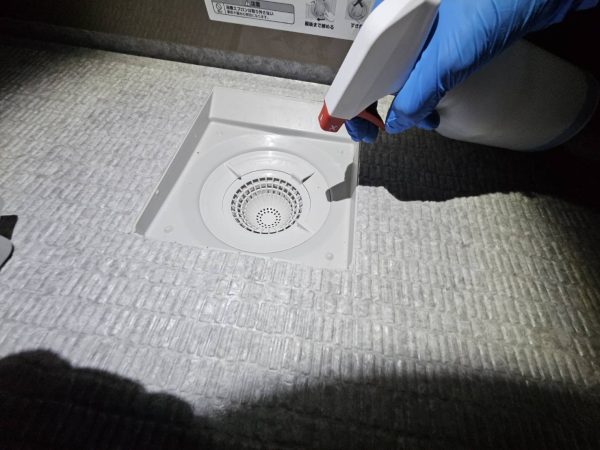 東京都中野区　オプション工事　防カビ　防汚　コーティング　浴室内　施工中