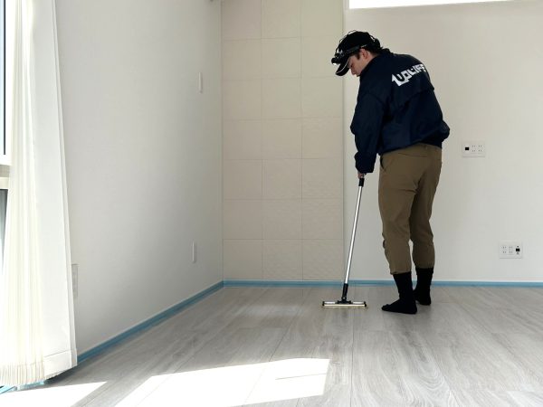 青森県青森市 フロアコーティング 施工中の様子
