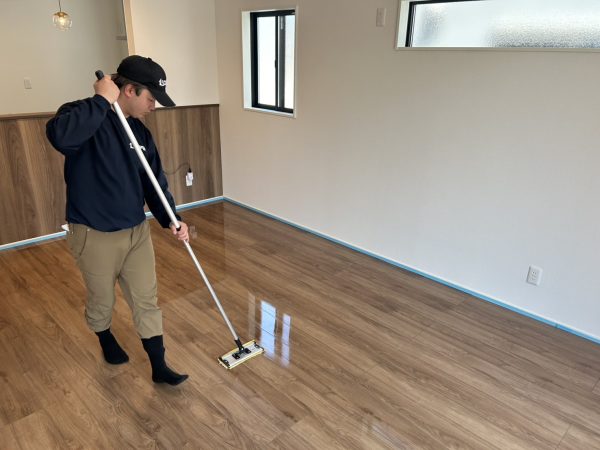 栃木県宇都宮市 フロアコーティング 施工中の様子