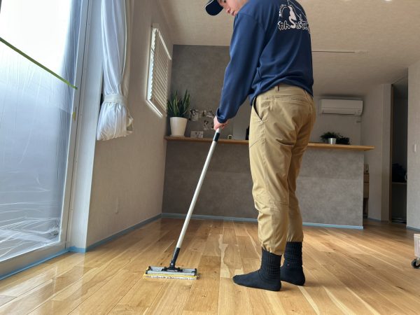 新潟県新潟市秋葉区 フロアコーティング 施工中の様子