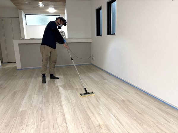 神奈川県横浜市栄区 フロアコーティング 施工中の様子